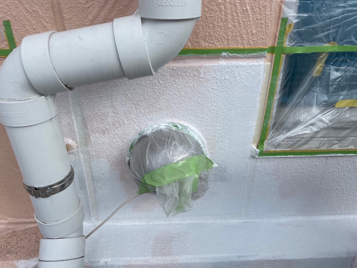 外壁下塗り作業の様子です